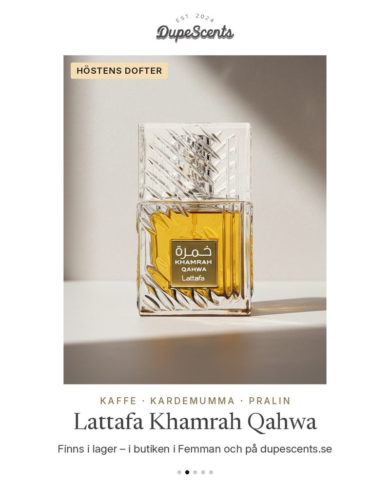 Produktbild för Dupescents: Lattafa Khamrah Qahwa på ljus stenbakgrund i solljus, med rubriken Höstens dofter.