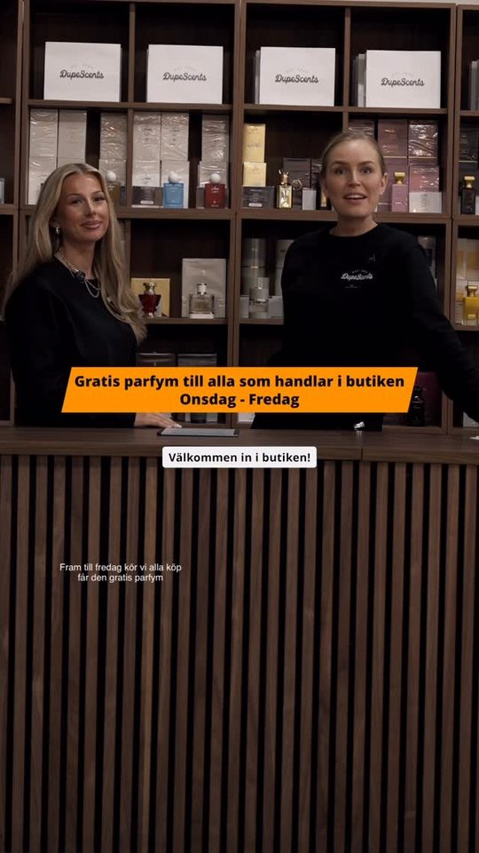 Stillbild ur reel: två medarbetare bakom disken med en orange skylt om gratis parfym.